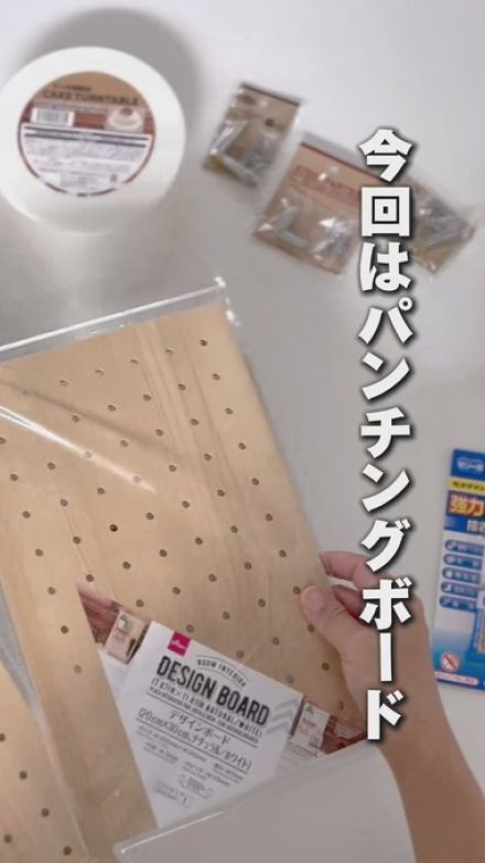 100均材料を“くっつけるだけ”で作れる、高見え「まわるヘアゴム収納」　すっきりオシャレな機能性に「すごーい！お店みたい！」「選ぶの楽しくなる」