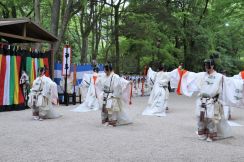 葵祭前に「東游」を奉納 京都・下鴨神社