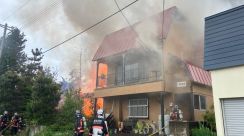 「最初は煙しか…そのあと火の勢いがすごく出てきた」住宅街で火事　現在も消火活動が続く