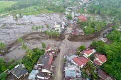 昨年噴火のマラピ山で土石流、34人死亡 インドネシア