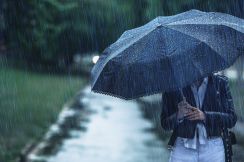 雨に濡れにくい「傘の持ち方」が実用的すぎる。肩や荷物がびしょびしょ、解消する方法とは？