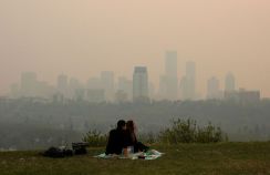 カナダで大規模な山火事、数千人が避難　煙で大気質悪化