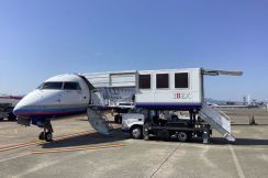 IBEX、CRJ700専用のタラップ車　自走式で素早く装着、福岡空港で導入