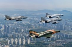 「グッバイ、ファントム」…韓半島の空を５５年間守った韓国戦闘機の告別飛行