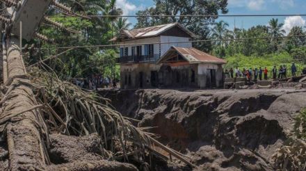インドネシアで大雨による土石流、37人死亡　たまっていた火山灰が住宅地に