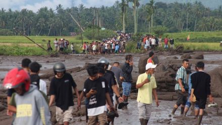 鉄砲水と溶岩流で３７人死亡　インドネシア・スマトラ島