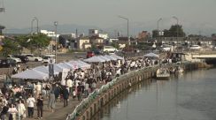 酒田市の「山居バル」にぎわう　市内中心部から新井田川沿いに飲食ブース　屋形船も