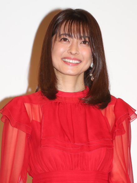 43歳美人ママタレント、カジュアルコーデのMV風動画にファン歓喜「変わらずお美しい」