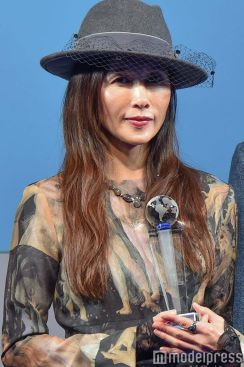 工藤静香、ノースリーブドレス姿に「スタイル抜群」「美しい」と反響続々