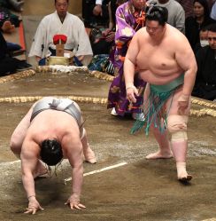 落ち着いて「琴桜」１勝目　熱海富士の当たりをどっしり受け止め土俵にはわす