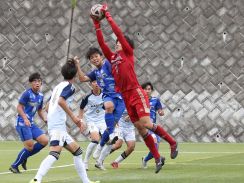 好守続ける鹿島学園の185cmGK佐藤稜亮。今年は自分が茨城を制し、インハイで輝く