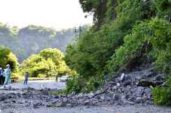 国道脇の斜面が崩落　電線や電柱を巻き込み、復旧の見通し立たず　島根県江津市の国道２６１号が全面通行止めに