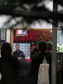 唐十郎さん通夜　柄本明、佐野史郎、宇梶剛士ら150人弔問　祭壇には「唐組」思わせる紅色の花