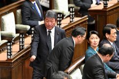 静岡県知事選で茂木幹事長が不可解な動き…小渕選対委員長は呆れ顔で「推薦出ちゃったよ」