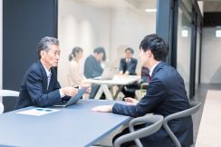 定年後も今の会社で働くか迷っています。再就職先はどんなところがありますか？