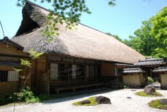 減少するかやぶき職人　魯山人・旧宅の屋根ふき替えでも2年待ち