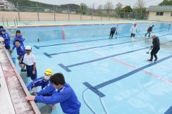 夏を前に　中学生と地域住民が協力してプール掃除　6月にはプール開き／岡山・美作市
