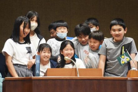 地方議会 仕組み学ぶ　綾小６年生、議場を見学