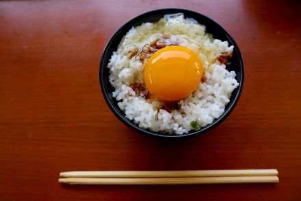 1人暮らしの息子が、毎日「卵かけごはん」ばかり食べているようです。食費を「月2万円」に抑えているそうですが、仕送りを増やすべきですか？「月10万円」振り込んでいます…