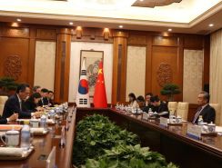 訪中した韓国外相「意見の相違が対立にならぬよう」…中国外相「妨害排除すべき」