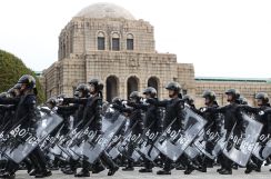 色とりどりの制服、出動服で整然と行進　機動隊観閲式　警視庁１５０年