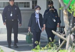 尹大統領の義母が仮釈放　拘置所を出所