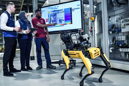 BMW英国工場に米企業の4足歩行ロボット　工場内の作業や監視に威力