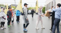 三重・生命の駅伝、松阪入り　がん撲滅、きのうラン開始　辻製油で募金受け取る