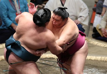 御嶽海、速攻の寄り　大相撲夏場所