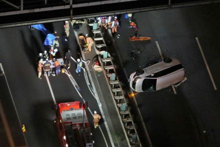 首都高で6台が絡む事故、1人重体　トラック運転の容疑者を逮捕