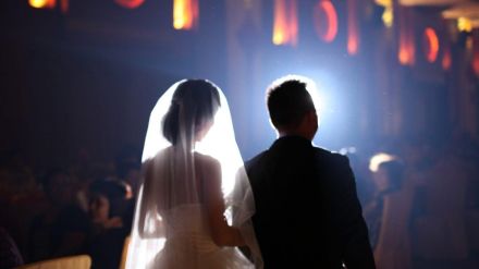 “51歳の年の差婚”が大論争に　盛大な結婚式がおこなわれるも「違法だ」「12歳で結婚はありえない」