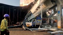 30メートルの巨大広告看板倒れ14人死亡　引火のおそれで救助難航　インド・ムンバイ