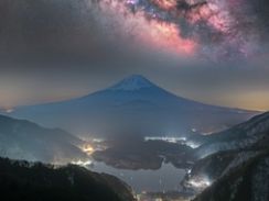 今まで見た中で“一番綺麗な富士山と天の川”がこちらです　「えぐい」「最高すぎる」