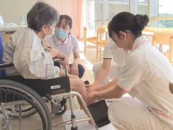 高校生が看護の仕事体験　車いすの使い方や患者との接し方学ぶ　岐阜県高山市の病院