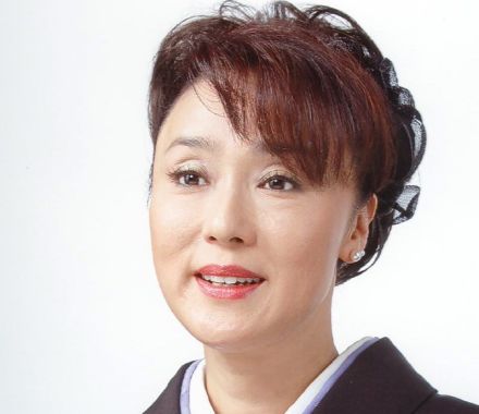 63歳元トレンディ女優が〝3世代〟食事会　若手女優と3ショットも「他の2人と並んでも遜色ない美しさ」の声