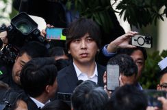 判事の問いに短く「イエス」　水原元通訳が出廷、形式的に無罪主張