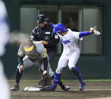 阪神　佐藤輝ポロリ首位陥落　八回痛恨エラー→激痛敗戦　岡田監督「あれで終わりよ。もうええ、ええ。それは」