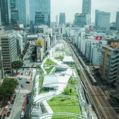 渋谷の空中庭園“新・宮下公園”が若者・家族連れ・外国人観光客…大混雑中 “雑多”がもたらす「安心感」