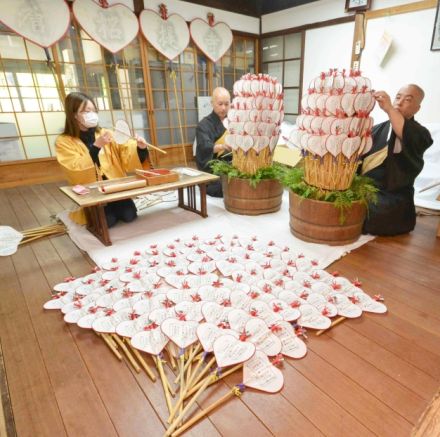 心を込めハート形うちわ作り　5月19日の伝統行事「中興忌梵網会」に向けて、奈良市の唐招提寺で準備