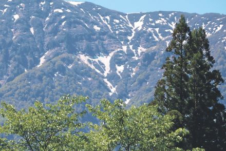 人形山に雪の姉妹　富山県南砺市五箇山