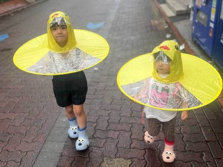 子どもの雨具、型破りなアイテムに「見かけたら5度見」の声　パパは大照れ「恥ずかしい」