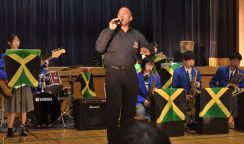 ジャマイカの音楽家ヒギンスさん　岩美高校を訪れ生歌など披露　吹奏楽部とのセッションも