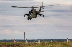 ウクライナ軍、貴重なヘリを一度に3機損失　補給中をまた狙われる