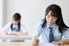 子どもの中学受験を考えています。収入がいくらあれば、私立中学に入れても、学費や塾費用をまかなうことができますか。