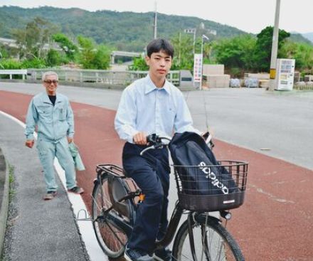 峠越え　宿舎から高校まで往復25キロ　自転車通学して3年目　高校生「体も鍛えられる」と笑顔