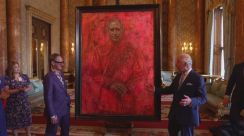 英 チャールズ国王 公式肖像画お披露目　赤基調のデザイン　国王のアイディアも
