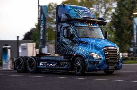 自動運転トラックは巨大市場に!? ダイムラー・トラックが初めての「バッテリーEV+自動運転」トラクタを公開