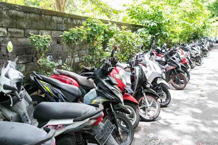 一体どこに停めればいいの？ 深刻なバイクの駐輪場問題