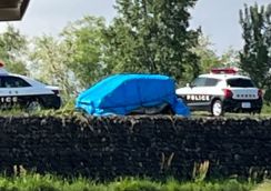 堤防道路で軽乗用車全焼　車内から性別不明1人の遺体　パトロール中の警察官が発見