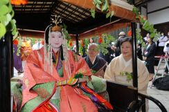 新緑の京都、葵祭が始まる　華やか斎王代など行列、８キロを進む